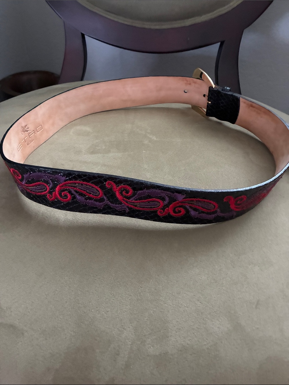 Etro Black Embossed Belt with Red Embroidered Scrolls and Gold Buckle - Picture 4 of 7